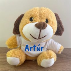 Plüss kutya egyedi feliratos pólóval