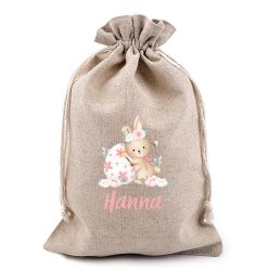 Kislány nyuszi tojásokat fest, húsvéti zsák